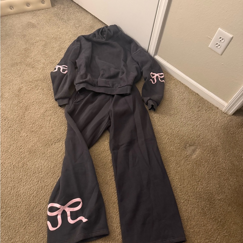 Edikted grey  Cropped Hoodie & Wide Leg Sweatpants Set with Pink Bow Accents